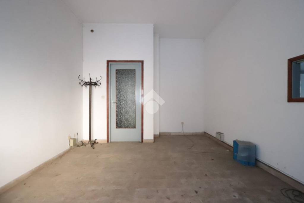 negozio in vendita a Valenza