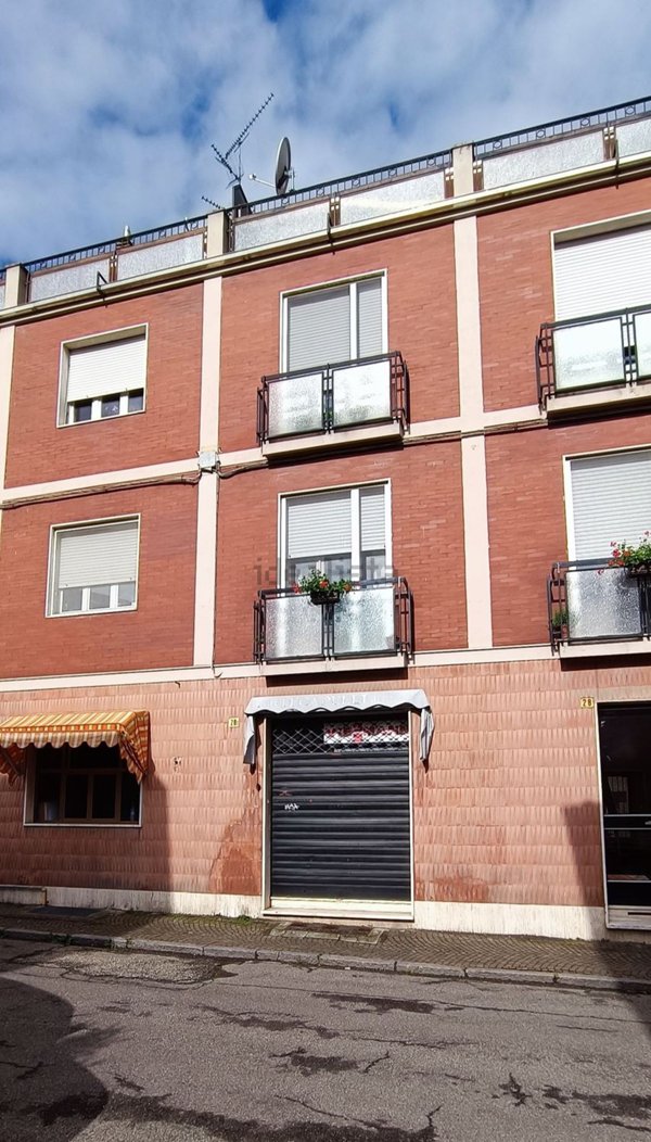 locale commerciale in vendita a Valenza