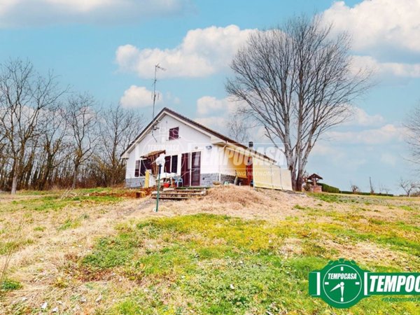 casa indipendente in vendita a Valenza