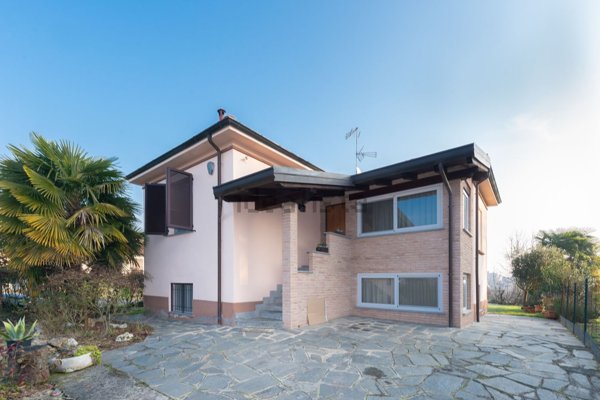 casa indipendente in vendita a Valenza