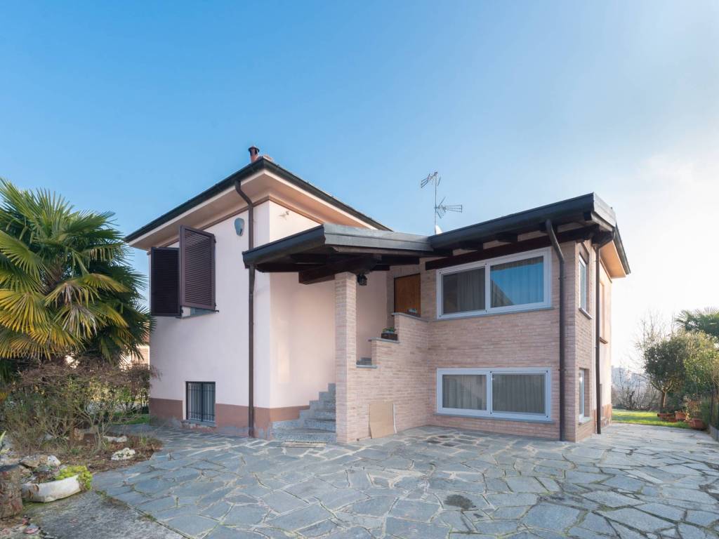 casa indipendente in vendita a Valenza