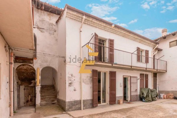 casa semindipendente in vendita a Valenza