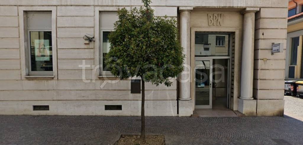 negozio in vendita a Valenza