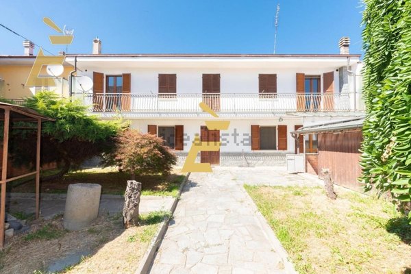 casa indipendente in vendita a Valenza