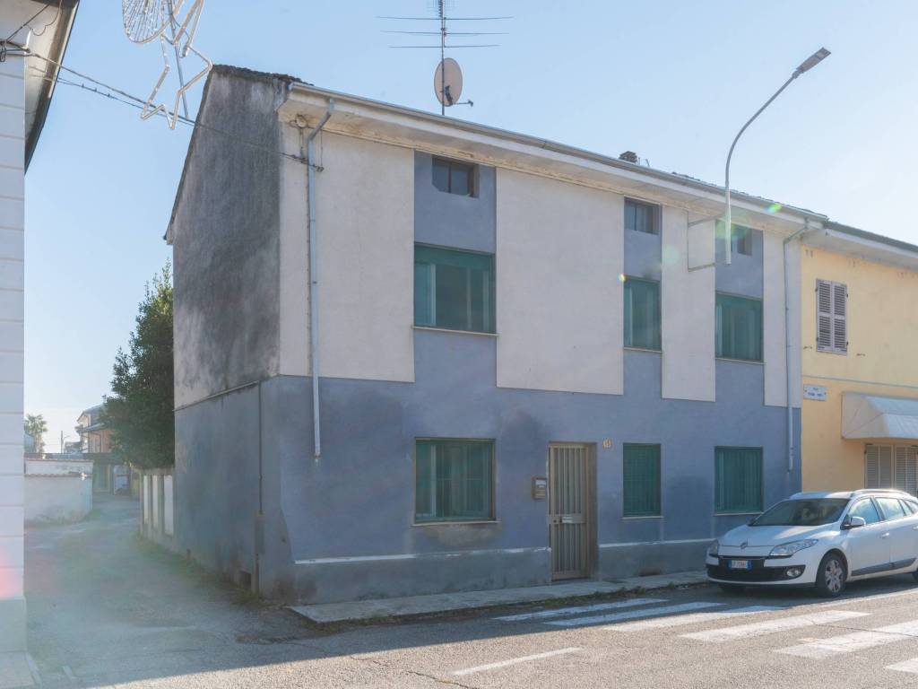casa indipendente in vendita a Valenza
