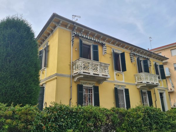 casa indipendente in vendita a Valenza