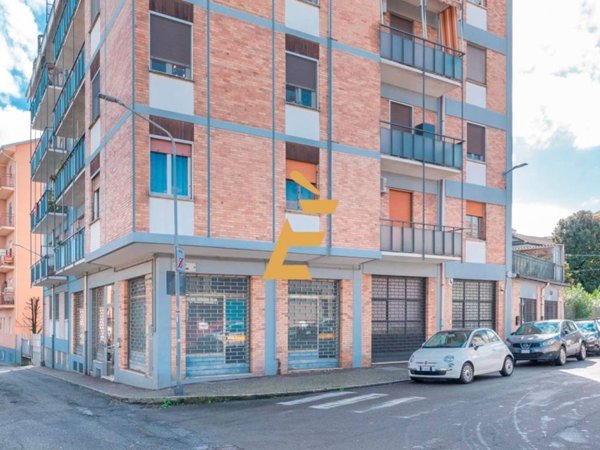 negozio in vendita a Valenza