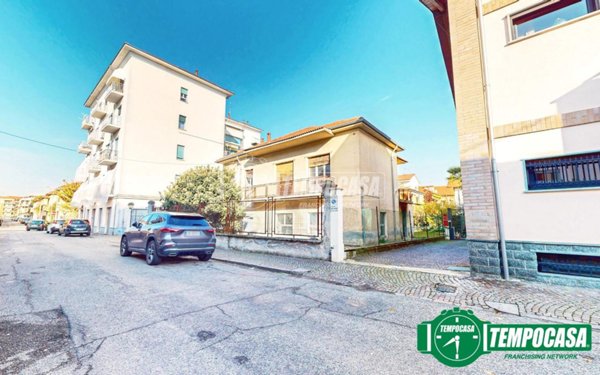 casa indipendente in vendita a Valenza