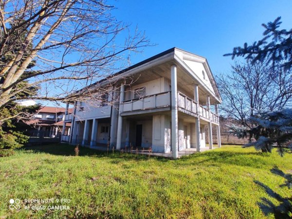 casa indipendente in vendita a Valenza