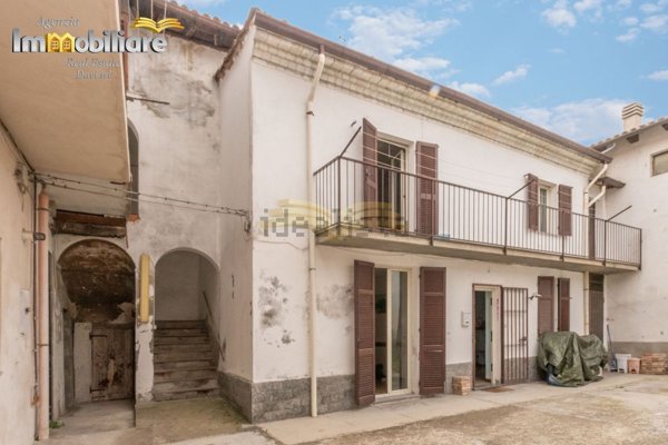 casa semindipendente in vendita a Valenza