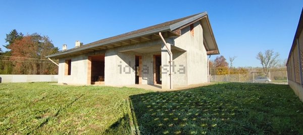 casa indipendente in vendita a Valenza