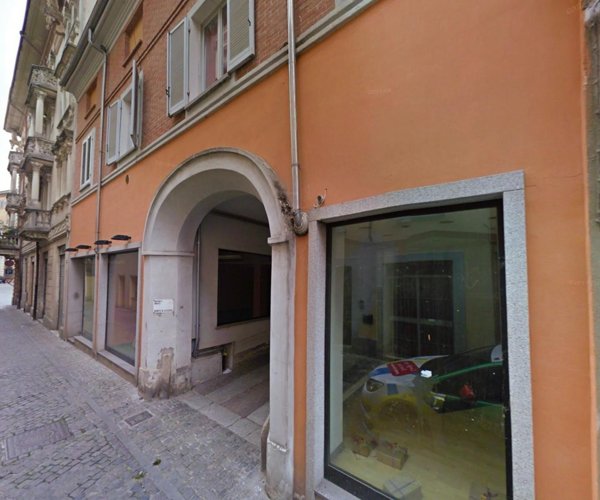 negozio in vendita a Valenza