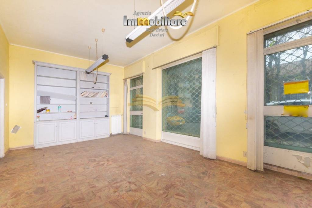 negozio in vendita a Valenza