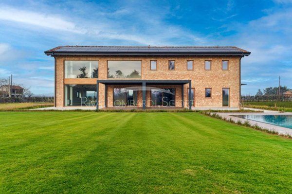 casa indipendente in vendita a Valenza