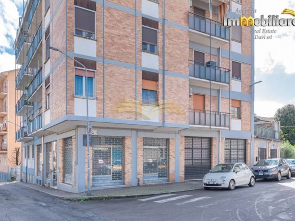 negozio in vendita a Valenza