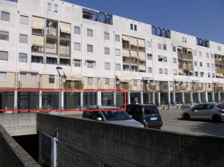 negozio in vendita a Valenza