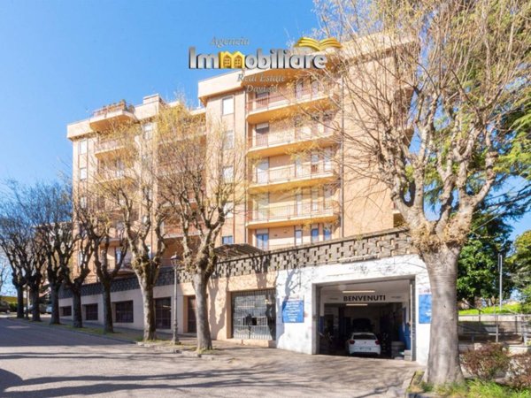 negozio in vendita a Valenza