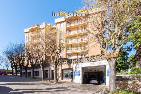 locale commerciale in vendita a Valenza