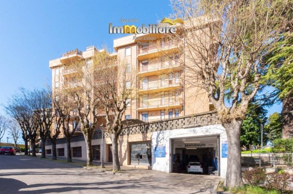 negozio in vendita a Valenza