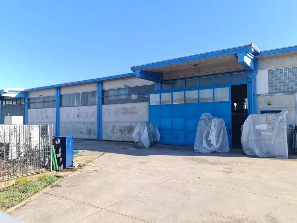 locale commerciale in vendita a Valenza