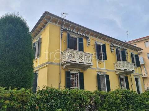 casa indipendente in vendita a Valenza
