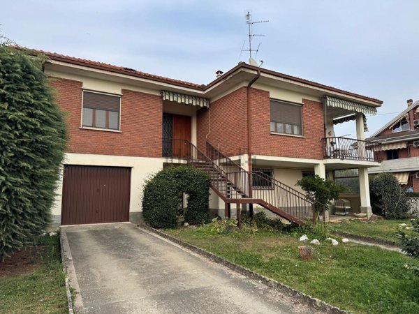 casa indipendente in vendita a Valenza