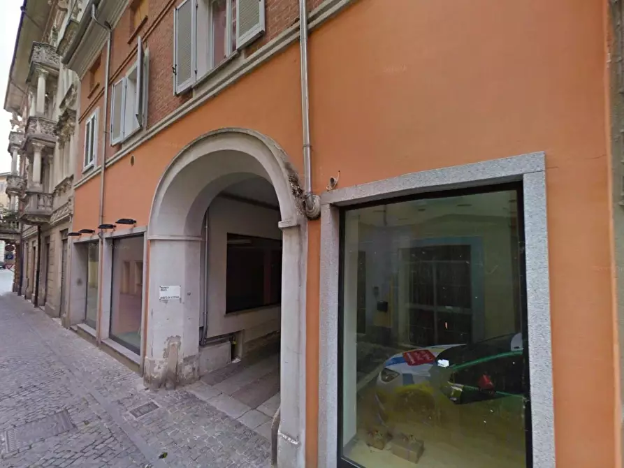 negozio in vendita a Valenza