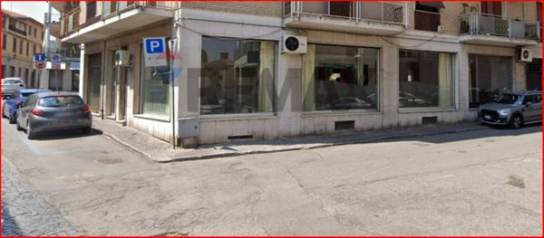 negozio in vendita a Valenza