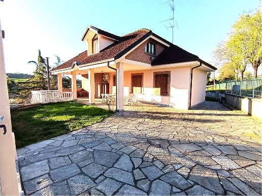 casa indipendente in vendita a Valenza