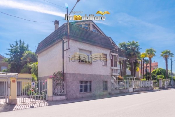 casa indipendente in vendita a Valenza