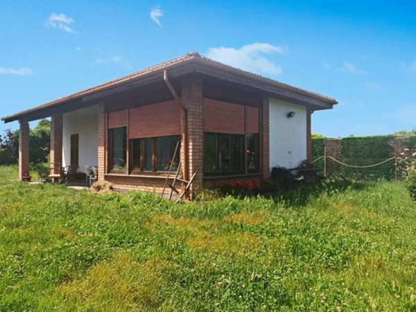 casa indipendente in vendita a Valenza