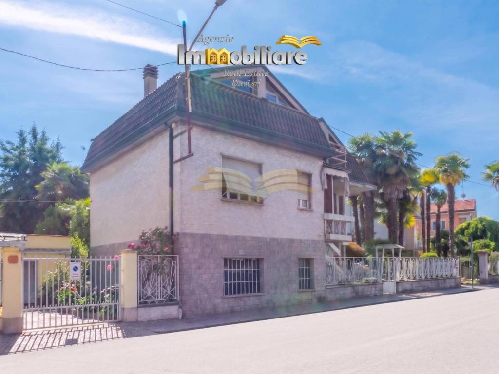 casa indipendente in vendita a Valenza