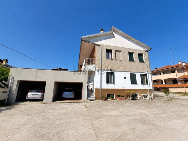 casa indipendente in vendita a Valenza