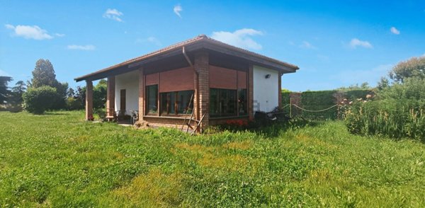 casa indipendente in vendita a Valenza
