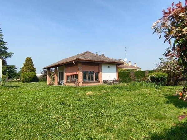casa indipendente in vendita a Valenza