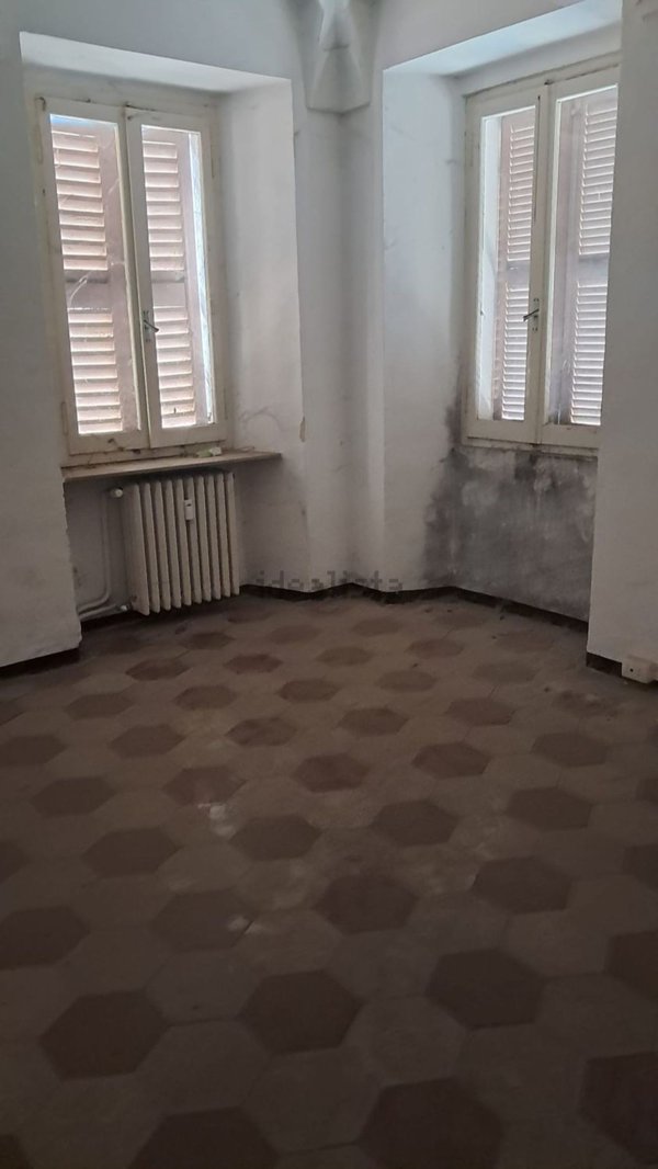 locale di sgombero in vendita a Valenza