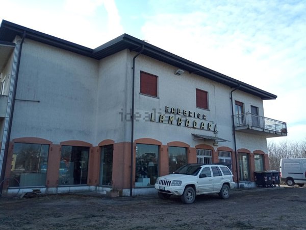 locale commerciale in vendita a Vignale Monferrato