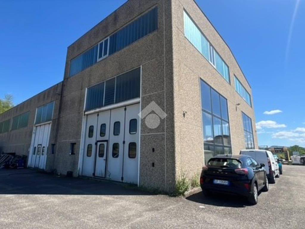 locale commerciale in vendita a Villalvernia