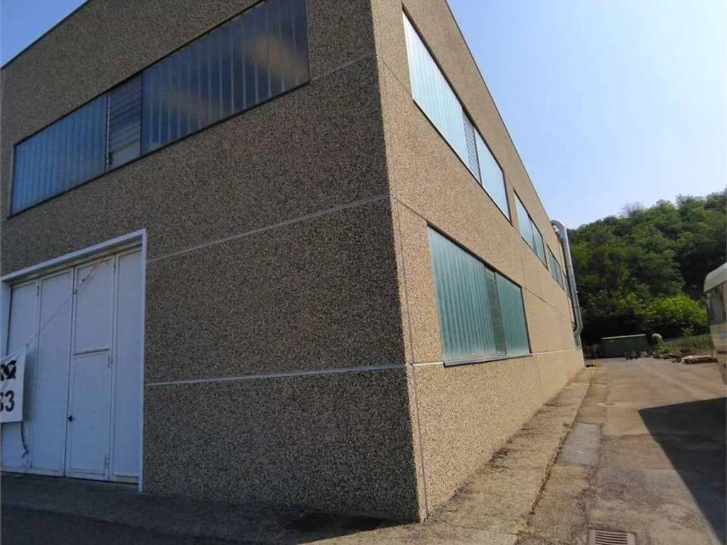 locale commerciale in vendita a Villalvernia