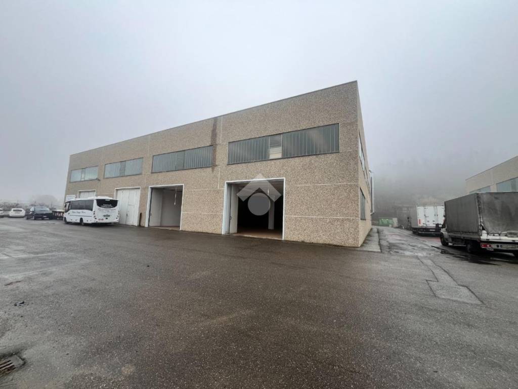 locale commerciale in vendita a Villalvernia