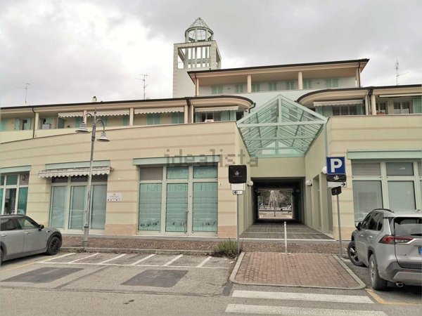 locale commerciale in vendita a Bellaria-Igea Marina in zona Igea Marina