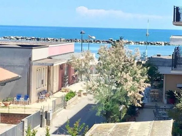 intera palazzina in vendita a Bellaria-Igea Marina in zona Igea Marina