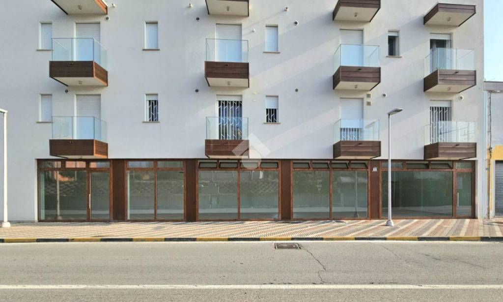 negozio in vendita a Bellaria-Igea Marina in zona Igea Marina
