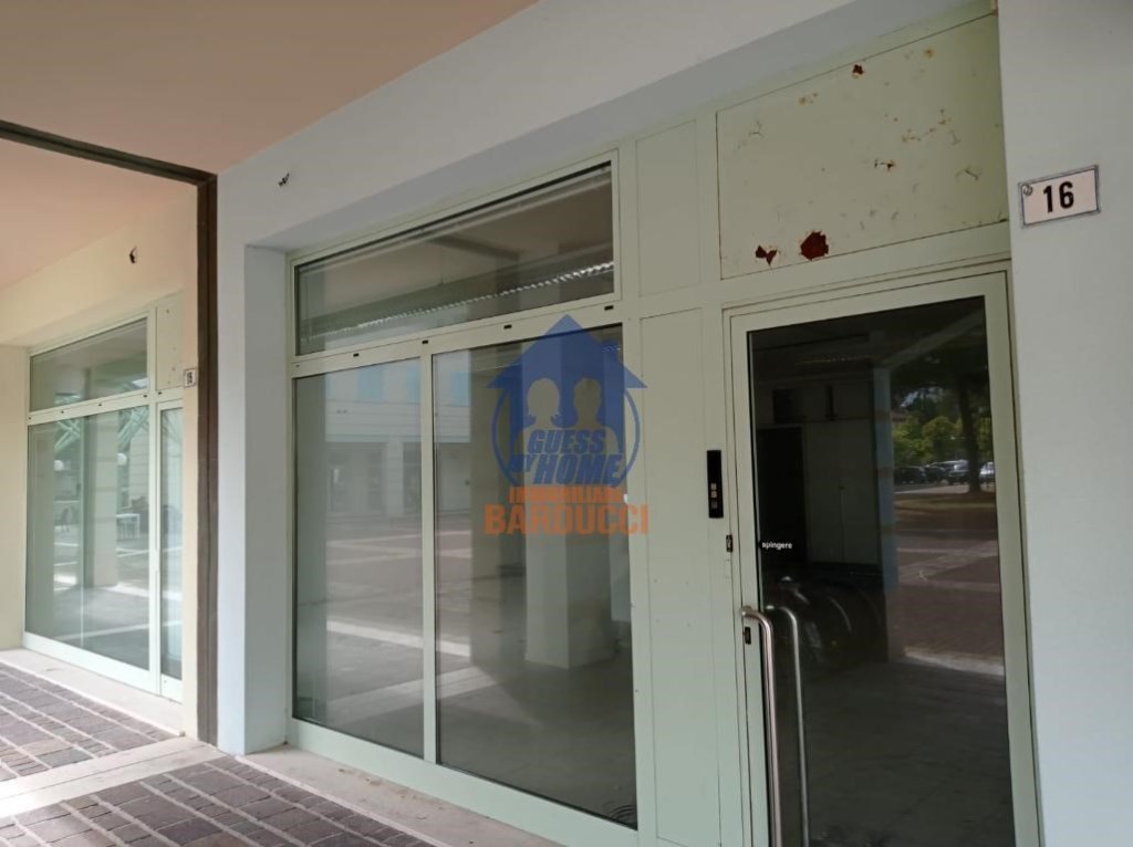 negozio in vendita a Bellaria-Igea Marina in zona Igea Marina