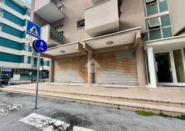 negozio in vendita a Bellaria-Igea Marina in zona Igea Marina