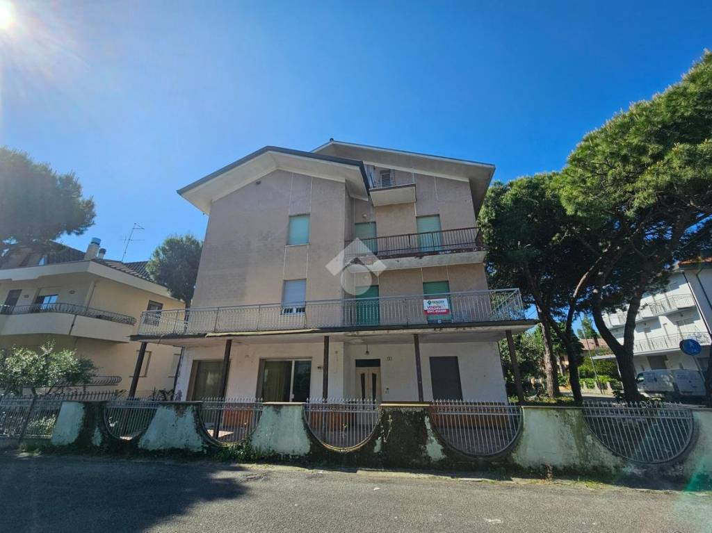 negozio in vendita a Bellaria-Igea Marina in zona Igea Marina