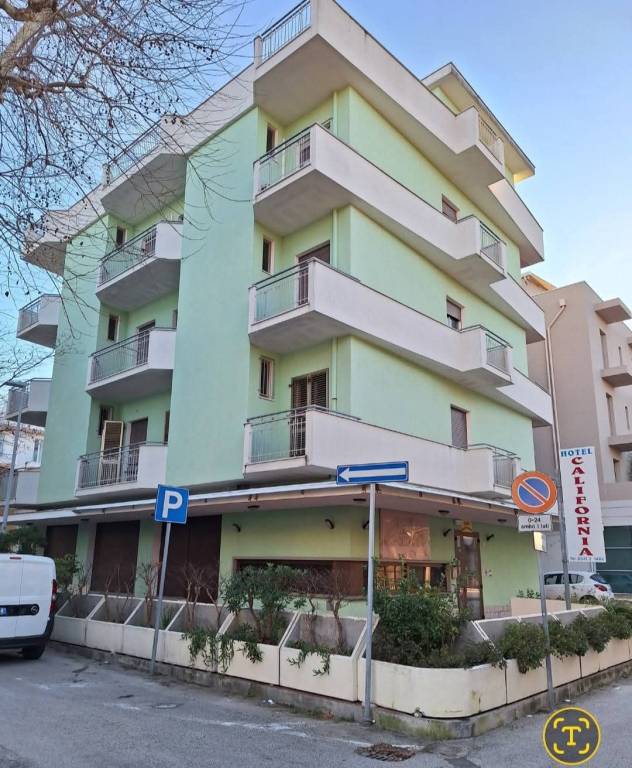 negozio in vendita a Bellaria-Igea Marina in zona Igea Marina