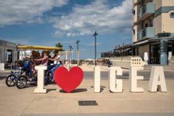 negozio in vendita a Bellaria-Igea Marina in zona Igea Marina