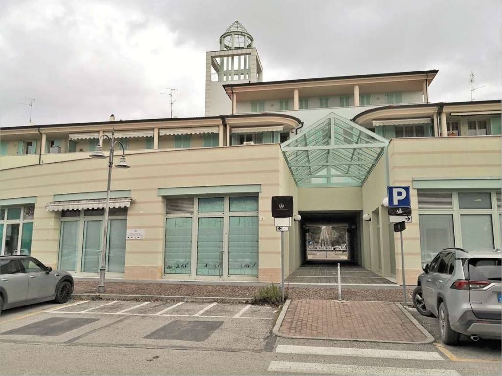 negozio in vendita a Bellaria-Igea Marina in zona Igea Marina