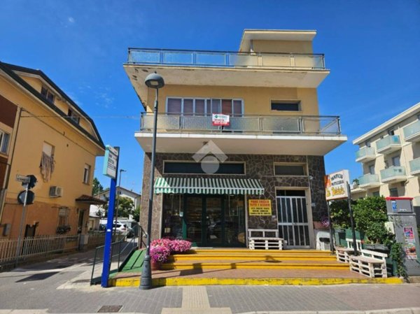 negozio in vendita a Bellaria-Igea Marina in zona Igea Marina